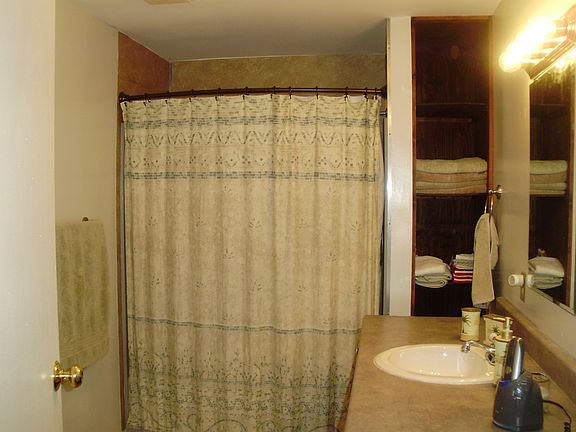 Large full bathroom to relax in. 