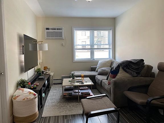 3rd image of 2557 44th St #1