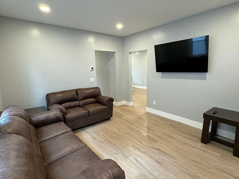 2515 Olyphant Ave — Photo 3