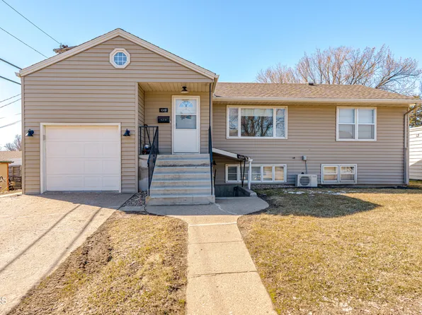 1009 Lake Ave, Bismarck, ND 58504