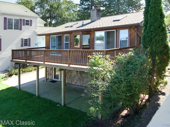1508 Lakeview Dr, Wolverine Lake, MI 48390