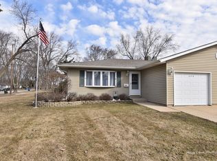 620 W Spring St, South Elgin, IL 60177