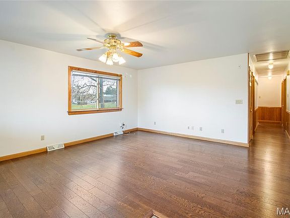 3rd image of 576 Clager Dr