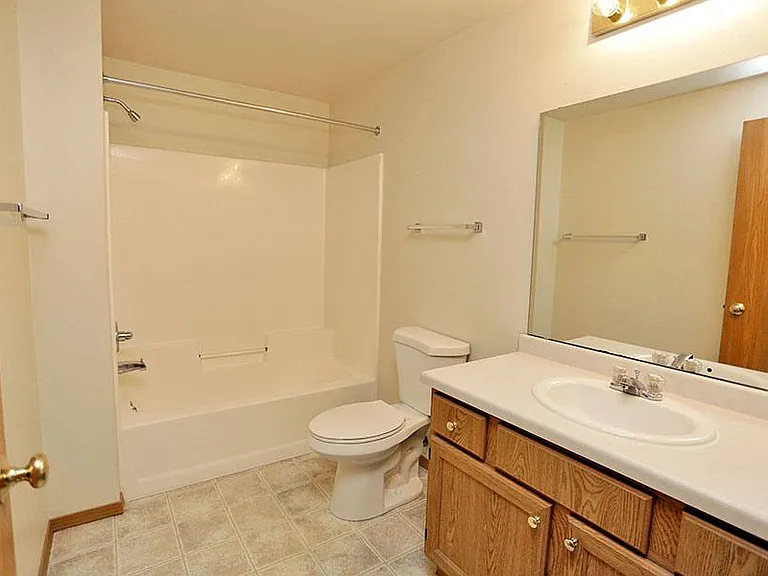 BREEZEWOOD APARTMENTS — Photo 20