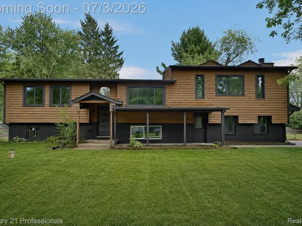 3099 Chenoa St, Commerce Township, MI 48382