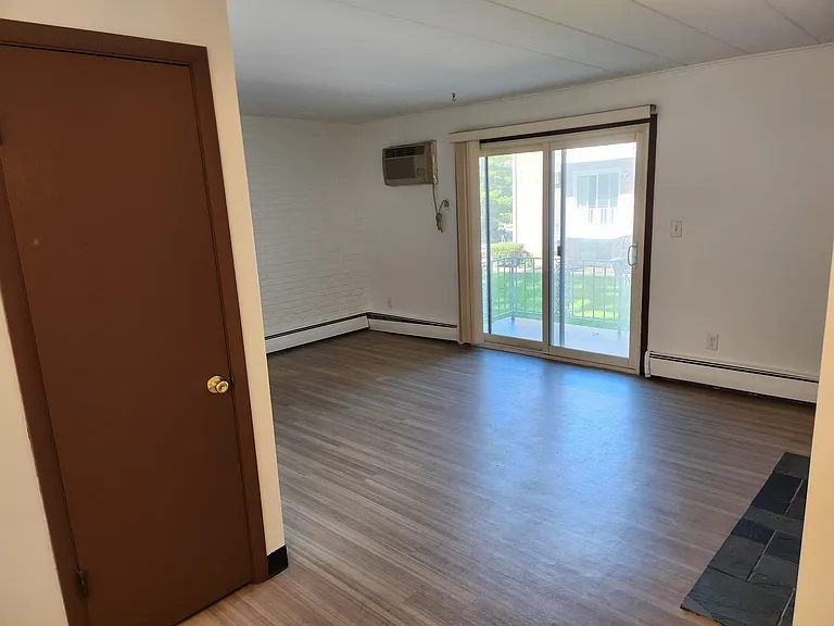 2104 Oxford Ave #12 — Photo 3