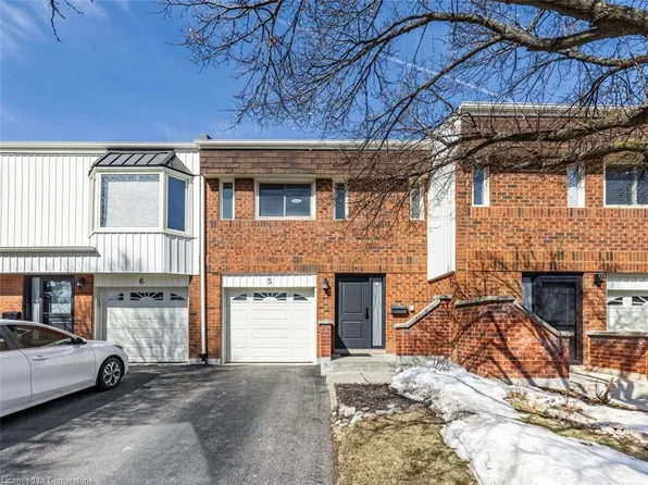 6520 Corfu Rd #5, Mississauga, ON L5N 3B4