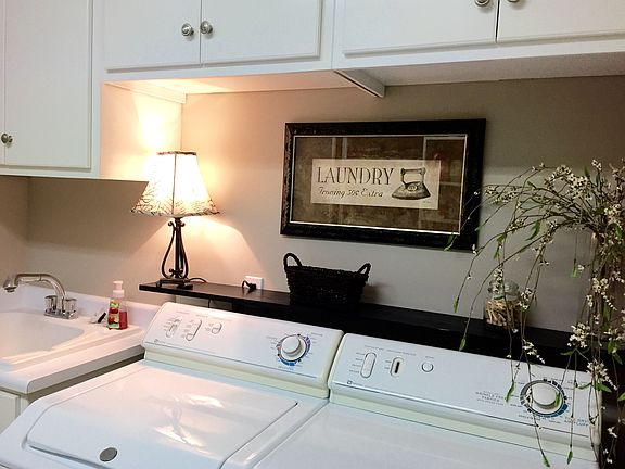 Laundry w/sink