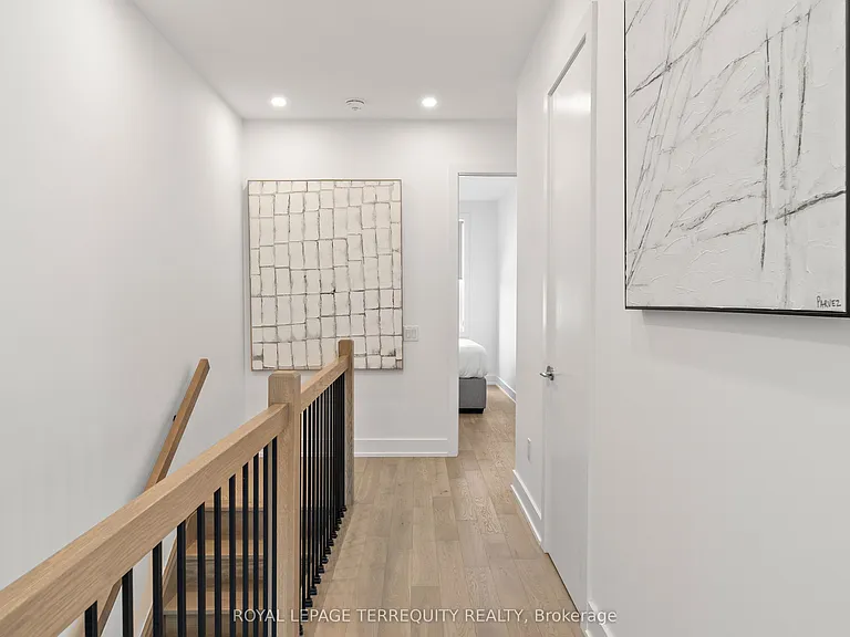 35 Rockmount Cres — Photo 19