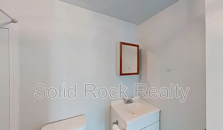 714 E 3rd St #2 — Photo 9
