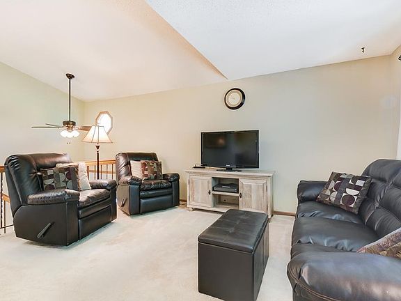 3rd image of 916 Evergreen Dr