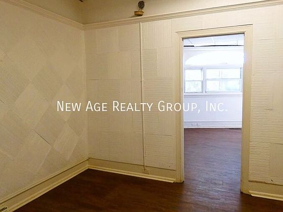 3rd image of 4714 Woodland Ave Floor 1