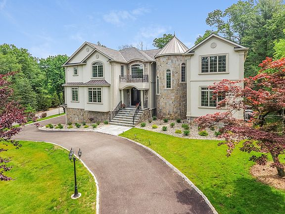 4th image of 12 Westmount Dr