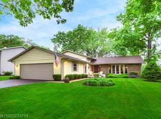 8716 Oakwood Dr, Crystal Lake, IL 60014