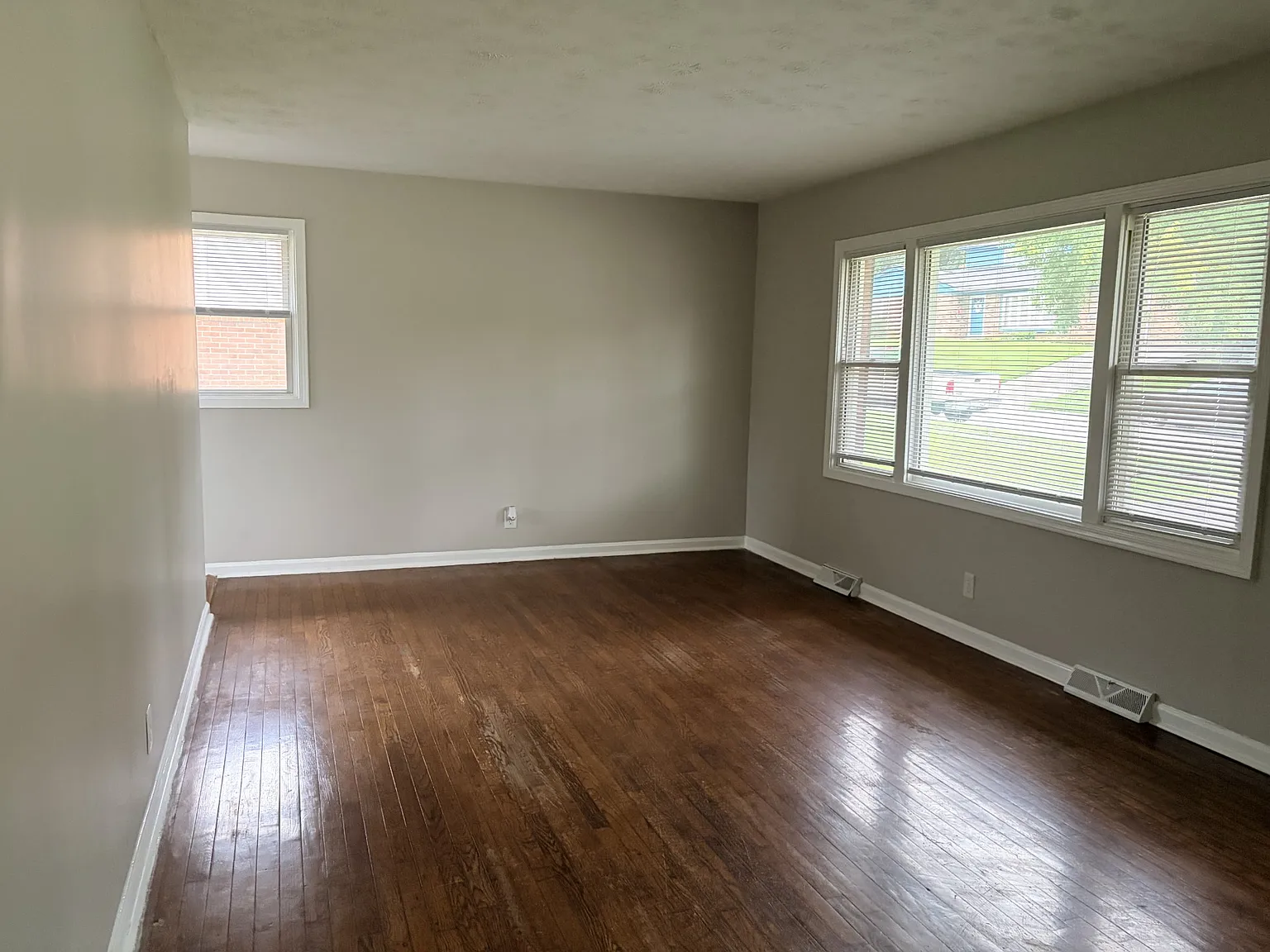 3 bed, 1000 sqft, $1,800 — Photo 2