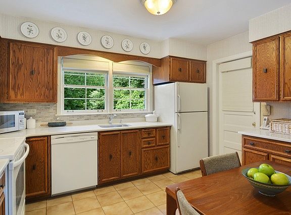 3rd image of 212 S Drury Ln