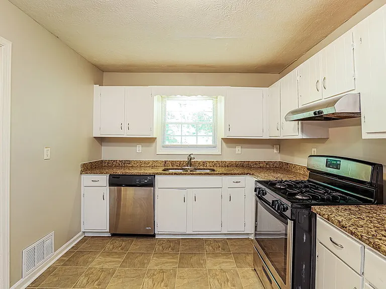 3237 Carmel Dr — Photo 9