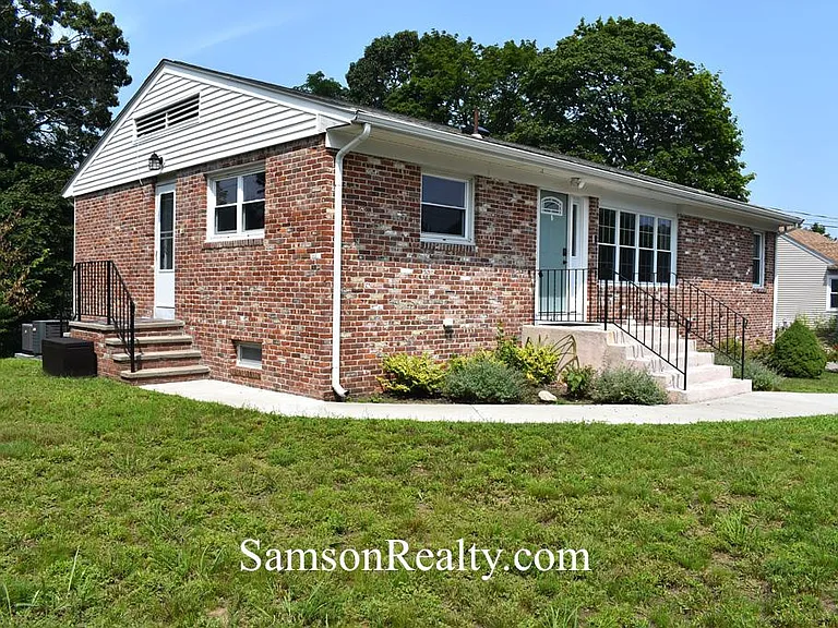 495 Oaklawn Ave — Photo 1