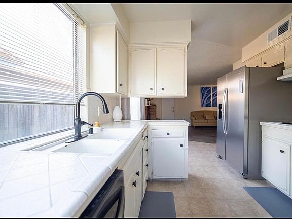 5th image of 657 W Ashcroft Ave