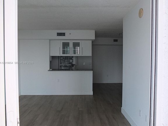 5th image of 275 NE 18th St APT 1101