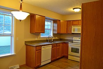 Oak cabinets/granite counter