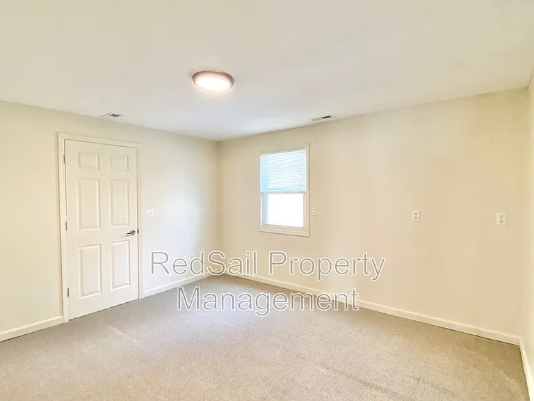 725 Chatsworth Dr — Photo 11