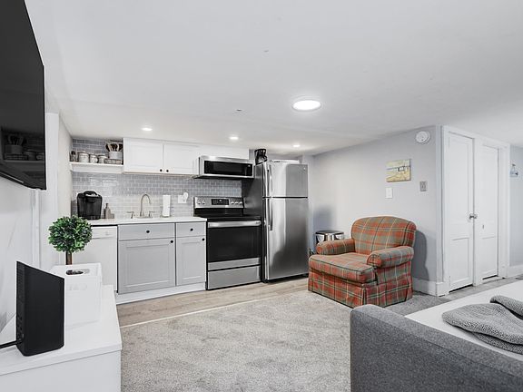 5th image of 823 Ocean Ave APT B