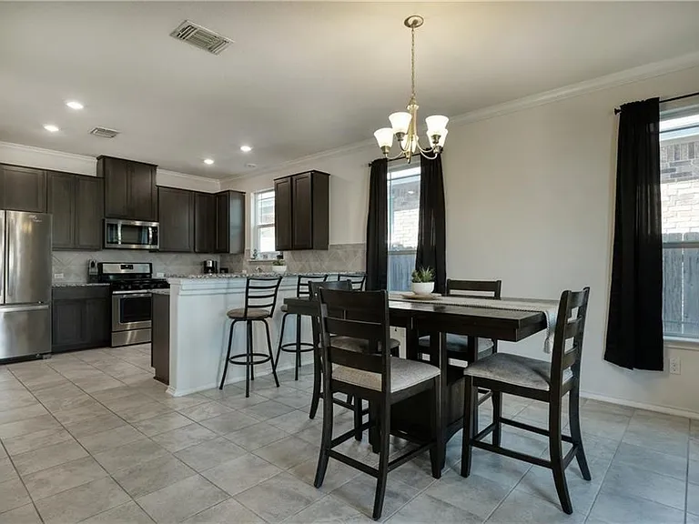 521 Bradford Ln — Photo 8