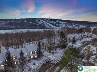 102 Laurelwoods Dr, Lake Harmony, PA 18624