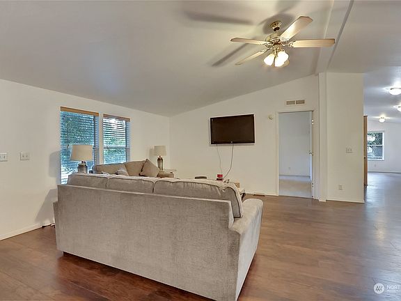 4th image of 11305 201st Avenue Ct E