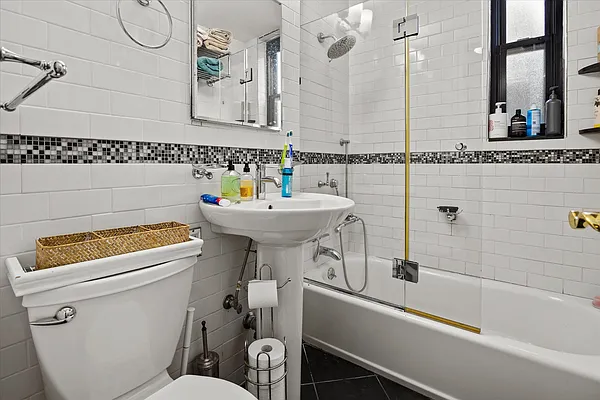 Bathroom, photo 1
