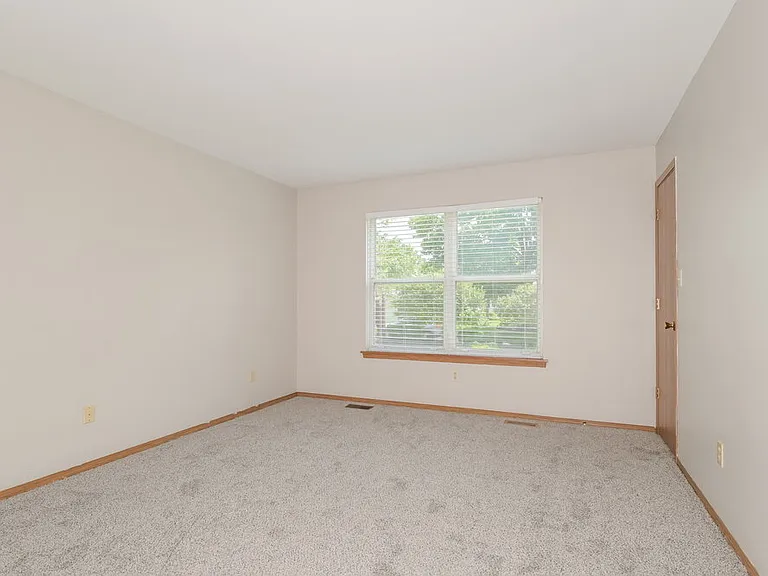 402 Waterside Dr — Photo 11