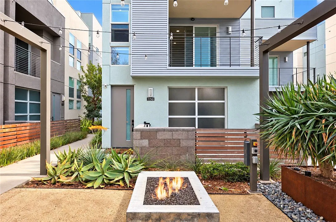2 bed, 3.5 bath, 1961 sqft, $5,750 — Photo 2