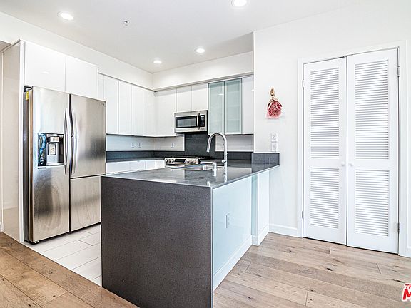 5th image of 105 S Mariposa Ave APT 409