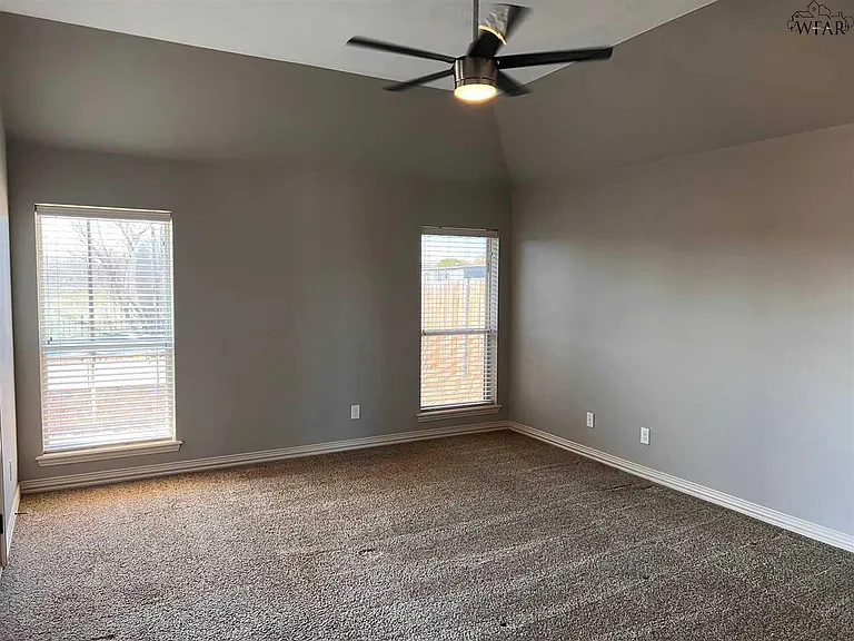 4928 Spring Hill Dr — Photo 14