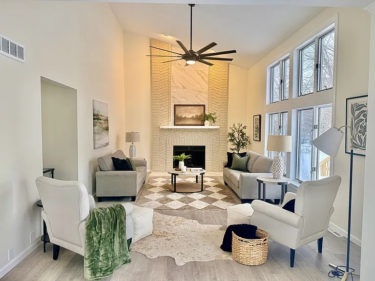 400 Tiburon Ln — Photo 2
