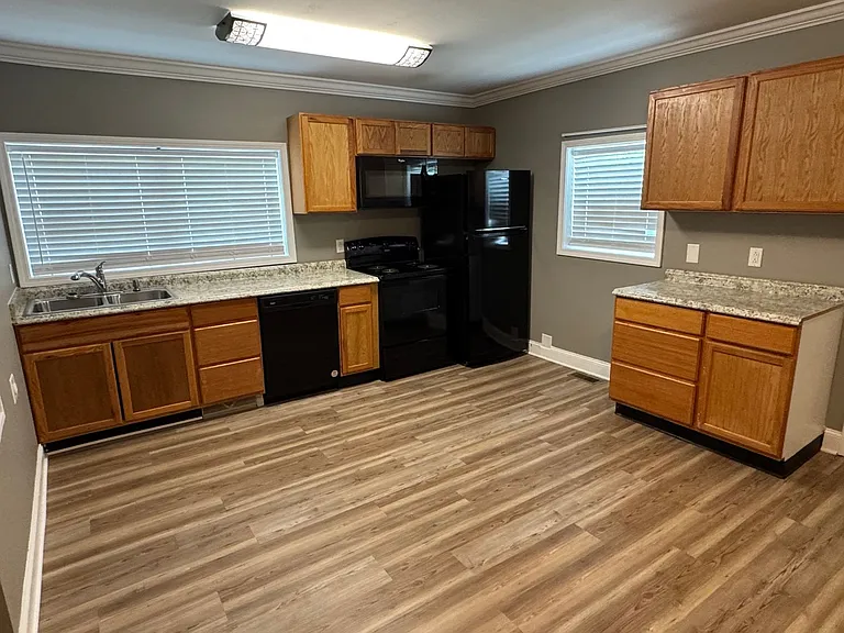 620-646 Lovers Ln — Photo 3