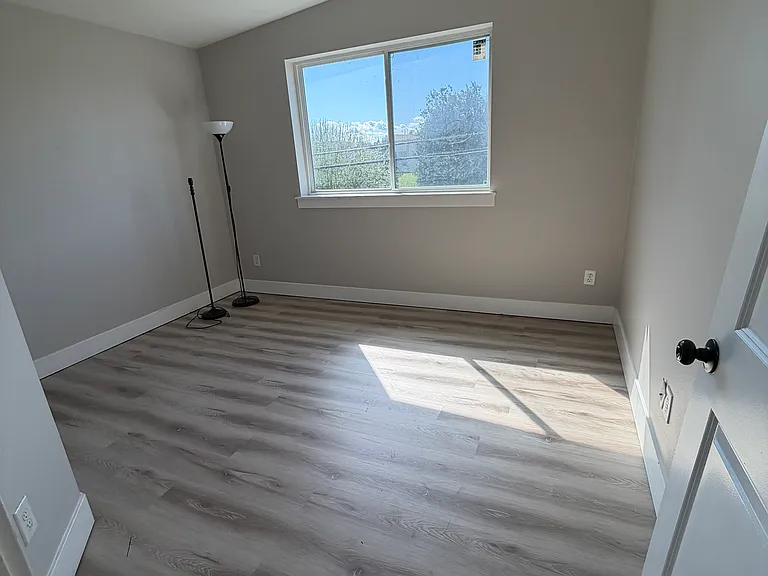 84 Logan Ave S — Photo 11