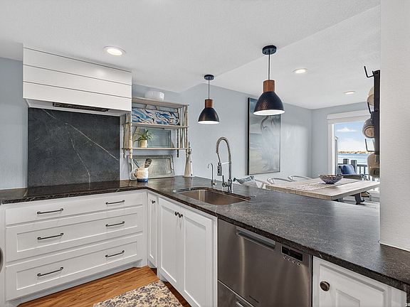 5th image of 104 Island Dr # J