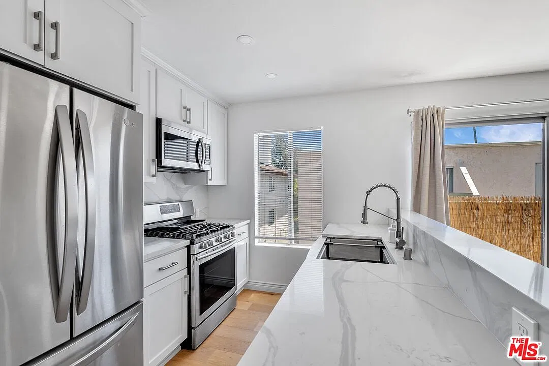 2 bed, 2.0 bath, 912 sqft, $3,400 — Photo 4