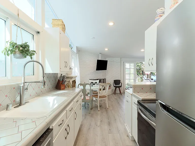 1089 Belfast Ln — Photo 9