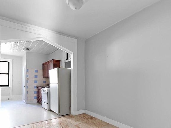 3rd image of 211 Meserole St