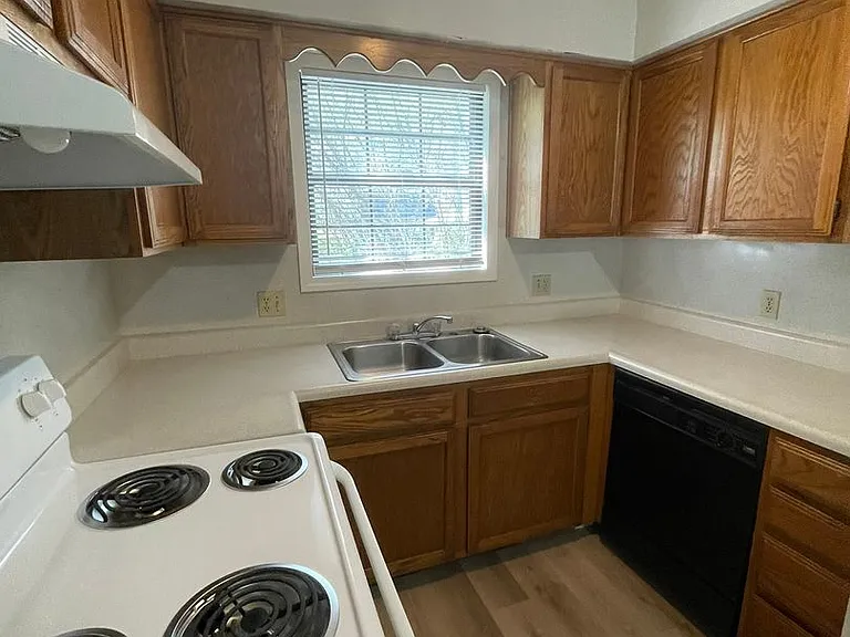 521 N Oak Grove Ave #B — Photo 29