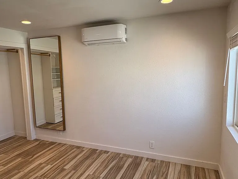!! Move-In Special !! Cozy Carson Back House With Skylights & Washer/Dryer — Photo 19