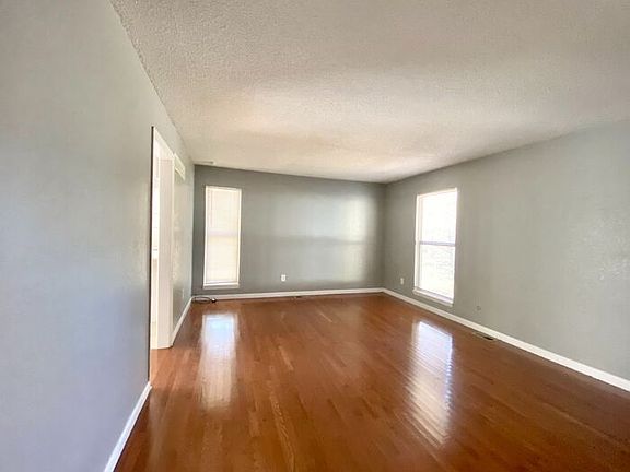 4th image of 9543 Manning Ave