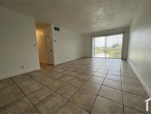 2nd image of 300 SE 11th Ave APT 302