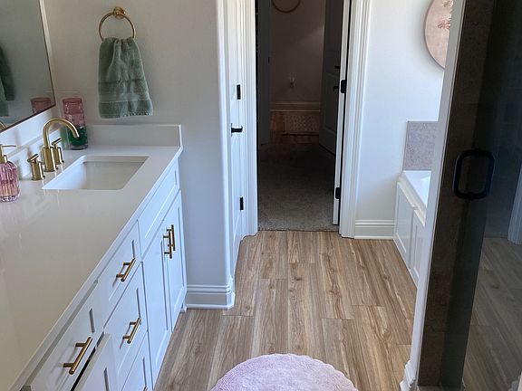 4th image of 228 Oak Alley Dr