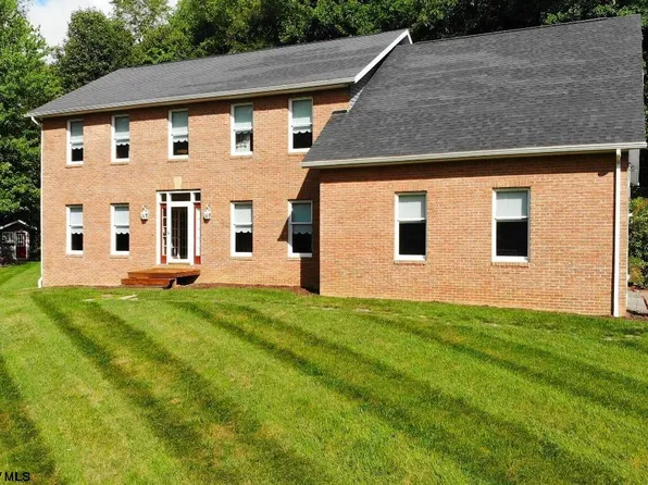 43 Spring Hills Rd, Grafton, WV 26354