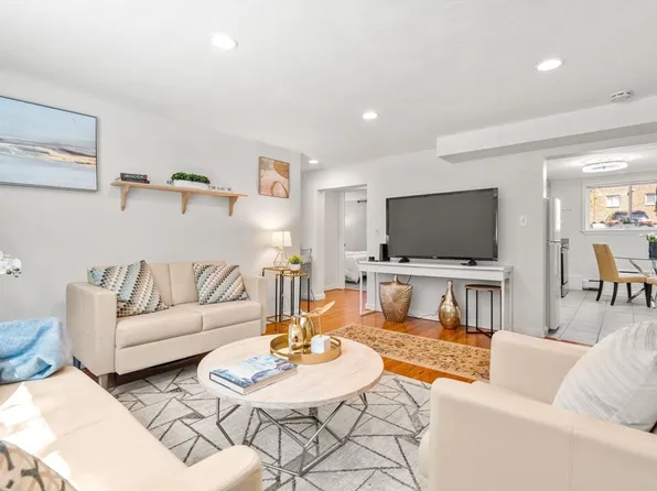 64 Bryon Rd APT 1, Chestnut Hill, MA 02467