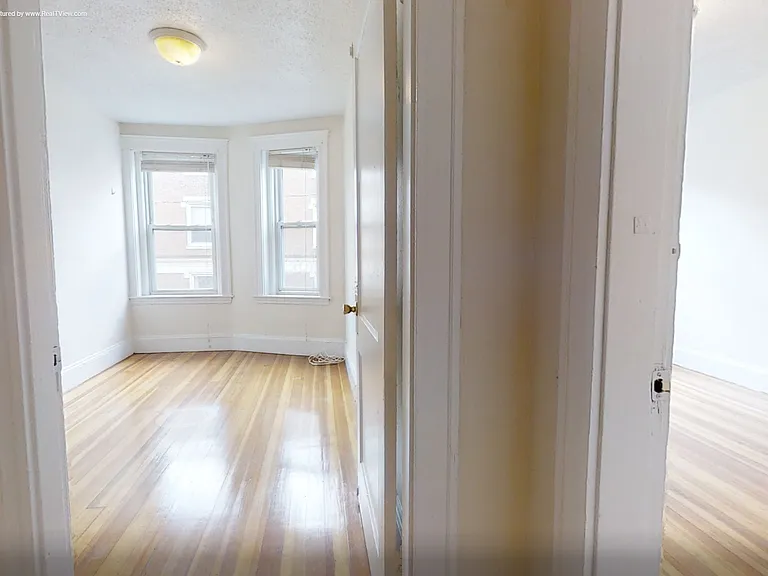 524 Cambridge St — Photo 5